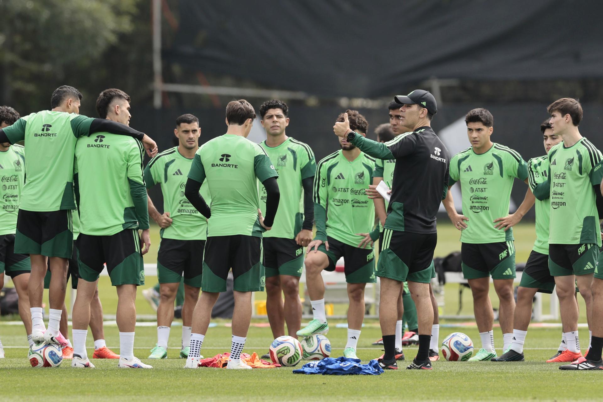 México ante Chile en partido internacional de fútbol
